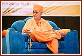 Swamishri, guests and devotees during the inauguration assembly