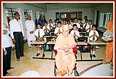 Swamishri sanctifies the school