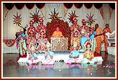 Balaks with Swamishri after their dance performance in Gramya Din assembly