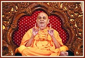 Swamishri blesses the satsang assembly