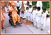 Swamishri blesses children and devotees