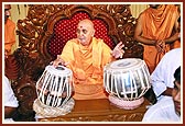 Swamishri plays tabla