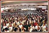 Devotees in the evening satsang assembly