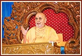 Swamishri answering the questions