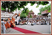 Swamishri blesses children and devotees
