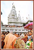 Swamishri performs pujan of Thakorji on a decorated rath