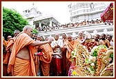 Swamishri performs pujan of Thakorji on a decorated rath