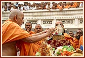 Swamishri performs pujan of Thakorji on a decorated rath