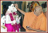 Swamishri performs the murti-pratishtha rituals of murtis for San Jose Mandir