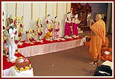 Swamishri performs the murti-pratishtha rituals of murtis for San Jose Mandir