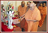 Swamishri performs foundation rituals of hari mandir for sector 6 & 26, Gandhinagar