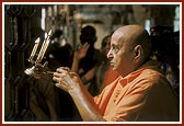 Swamishri performs arti of Thakorji