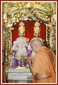 Swamishri performs arti of Thakorji