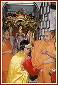 On Guru Purnima day children offer pushpanjali to Swamishri and Swamishri places flowers on their heads