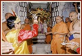 Then the children perform a surprise arti. Swamishri smiles and points them to turn towards Thakorji