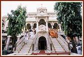 Swamishri descends the Mandir steps. Thereafter he proceeds towards the Rang Mandap for guru-darshan