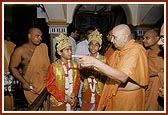 Swamishri explains to children about the glory of Shastriji Maharaj and Yogiji Maharaj