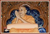 Swamishri bids Jai Swaminarayan to all after his morning puja