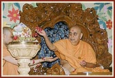 Swamishri offers mantrapushpanjali to Shri Harikrishna Maharaj