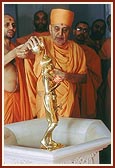 Swamishri performs abhishek of Shri Nilkanth Varni 