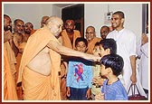 Swamishri blesses four kids who performed 84 hr. fast by drinking only water to please Swamishri
