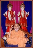 Swamishri blesses the satsang assembly 