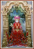 Shri Ghanshyam Maharaj adorned with 'pavitra' on Rakshabandhan 