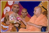 Swamishri offers flowers to Thakorji