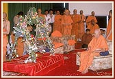 Swamishri rocks Shri Harikrishna Maharaj