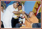 Dy. Chief Minister of Karnataka Shri Yedirappa honors Swamishri