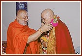 Shri Balgangadharnathji honors Swamishri