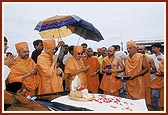 Swamishri prays to Shri Harikrishna Maharaj for the development of land
