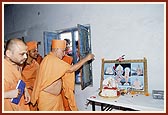 Swamishri sanctifies temporary house built on new land