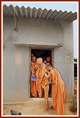 Swamishri sanctifies temporary house built on new land