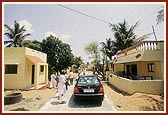 Swamishri visits 'Shri Swaminarayan Nagar' (Pattipulamkupam) and 'Shri Pramukh Swami Nagar' (Mahabalikupam) newly constucted by BAPS as part of the Tsunami Rehabilitation Project