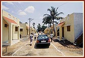 Swamishri visits 'Shri Swaminarayan Nagar' (Pattipulamkupam) and 'Shri Pramukh Swami Nagar' (Mahabalikupam) newly constucted by BAPS as part of the Tsunami Rehabilitation Project