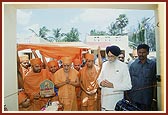 Opening ceremony rituals by Swamishri and HE Governor of Tamil Nadu, Shri Surjitsingh Barnala