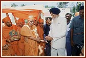 Opening ceremony rituals by Swamishri and HE Governor of Tamil Nadu, Shri Surjitsingh Barnala