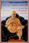 Swamishri blesses the assembly