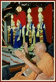 Swamishri and Samvedi brahmins change janoi on Sam-Shravni day