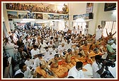 Swamishri and Samvedi brahmins change janoi on Sam-Shravni day