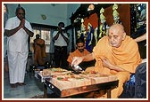 Swamishri performs pujan of bricks for research center of Shri Shankar Netralayam