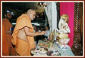 Swamishri performs Ganesh pujan on Ganesh Chaturthi