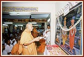 Swamishri performs murti-pratishtha rituals for Villianur Sanskardham (Pondicherry)
