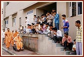 Volunteers engaged in darshan while Swamishri is on his way for his morning puja