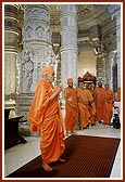 Swamishri engaged in darshan of Thakorji at Akshardham monument