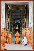 Swamishri discusses at the entrance of Akshardham monument