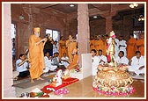 Swamishri performs arti of Shri Nilkanth Varni in Abhishek Mandapam on the banks of Narayan Sarovar