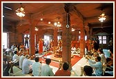 Swamishri performs arti of Shri Nilkanth Varni in Abhishek Mandapam on the banks of Narayan Sarovar