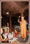 Swamishri performs arti of Shri Nilkanth Varni in Abhishek Mandapam on the banks of Narayan Sarovar